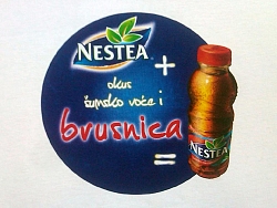 Bijela t shirt majica i full color tisak Nestea brusnica