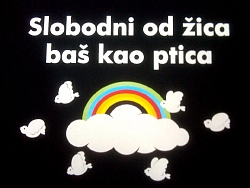 Bijeli tisak na crnoj majici Bijeli tisak na crnoj majici