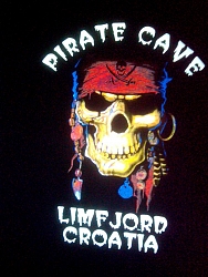 Pirate Cave color tisak na crnoj pamučnoj majici