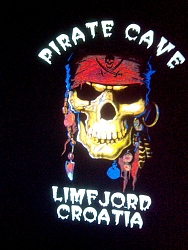 Pirate Cave color tisak na crnoj pamučnoj majici Pirate Cave color tisak na crnoj pamučnoj majici