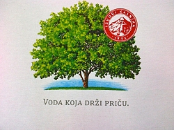 Voda koja drži priču -color na bijeloj podlozi